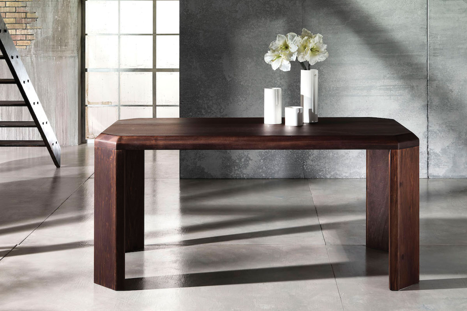 Atiki table di Profili Design. Tavolo di design realizzato in noce massiccio. Design italiano.